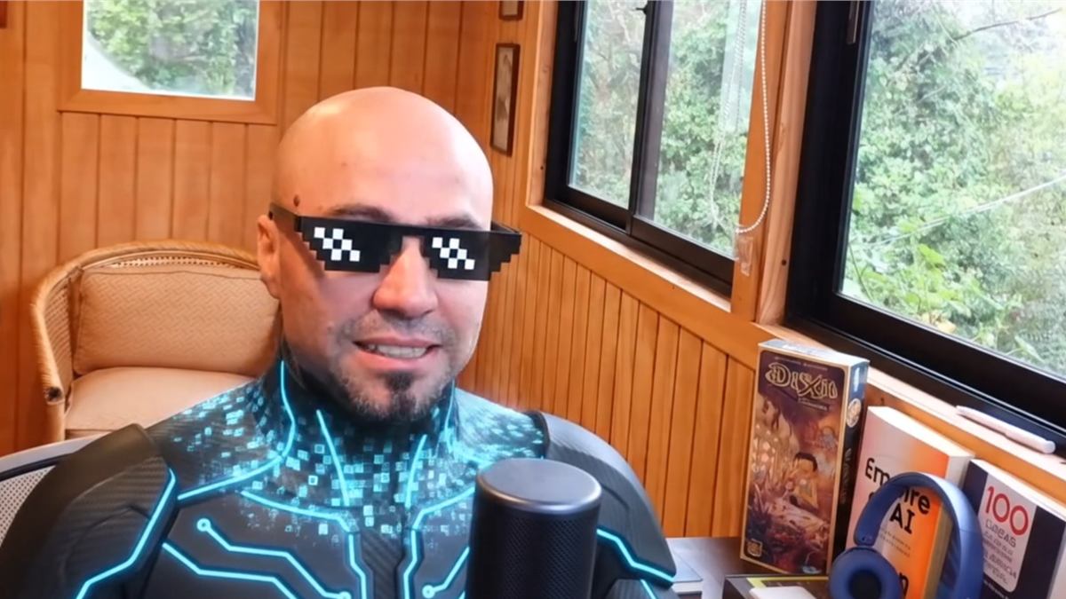 Mi cara y el entorno son del video original, OMNI me puso los lentes y me cambió la ropa por un traje futurista.