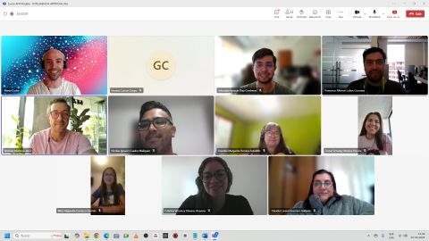 Mario Cuche y participantes de AFP Modelo durante un curso de Inteligencia Artificial