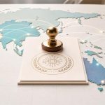 Mesa ministerial de APEC con mapa del Asia-Pacífico y conexiones digitales