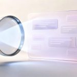 Computador portátil con tarjetas de conversación y una lupa sobre enlaces públicos de Claude
