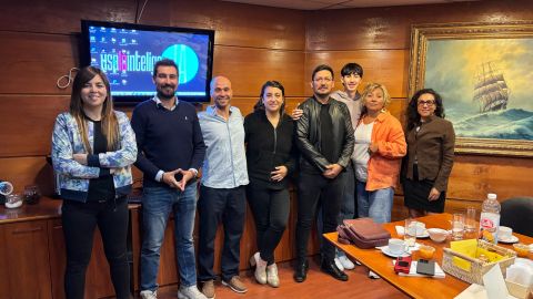 Mario Cuche y el equipo de Educap Advisors durante una sesión presencial de Inteligencia Artificial