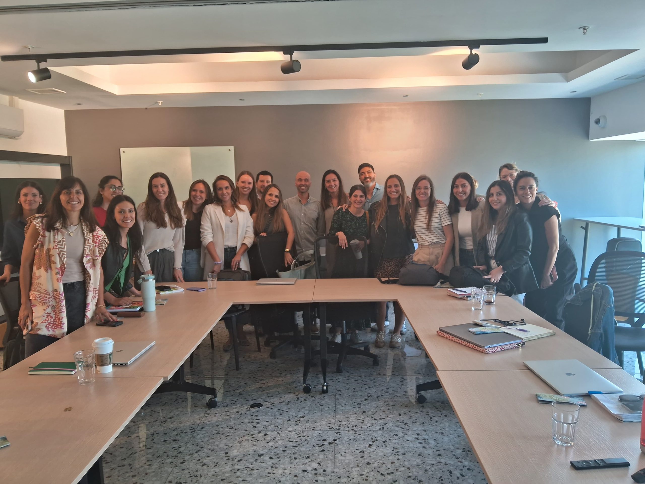 Equipo de Comunicaciones de Falabella en la charla Herramientas de IA que marcarán 2025