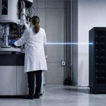 Laboratorio moderno con equipos científicos y cómputo avanzado asociado a Genesis Mission