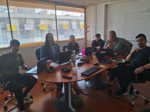 Mario Cuche y parte del equipo de Induscap durante un taller presencial de Inteligencia Artificial