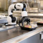 Robot industrial en Japón para ilustrar el plan de robots con IA