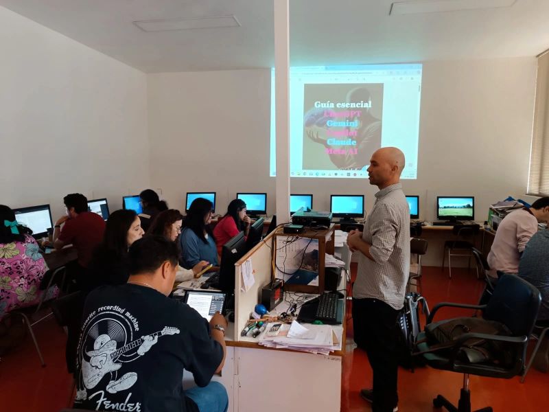Mario Cuche enseñando Inteligencia Artificial a docentes del Lycée Jean Mermoz de Curicó