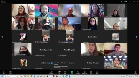 Mario Cuche y alumnos de la Facultad de Comunicaciones UC en una charla online sobre Inteligencia Artificial y periodismo