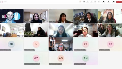 Mario Cuche y profesionales de la UCSC durante uno de dos talleres intensivos de Inteligencia Artificial