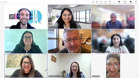 Mario Cuche y otro equipo de profesionales de la UCSC al finalizar un taller online de Inteligencia Artificial