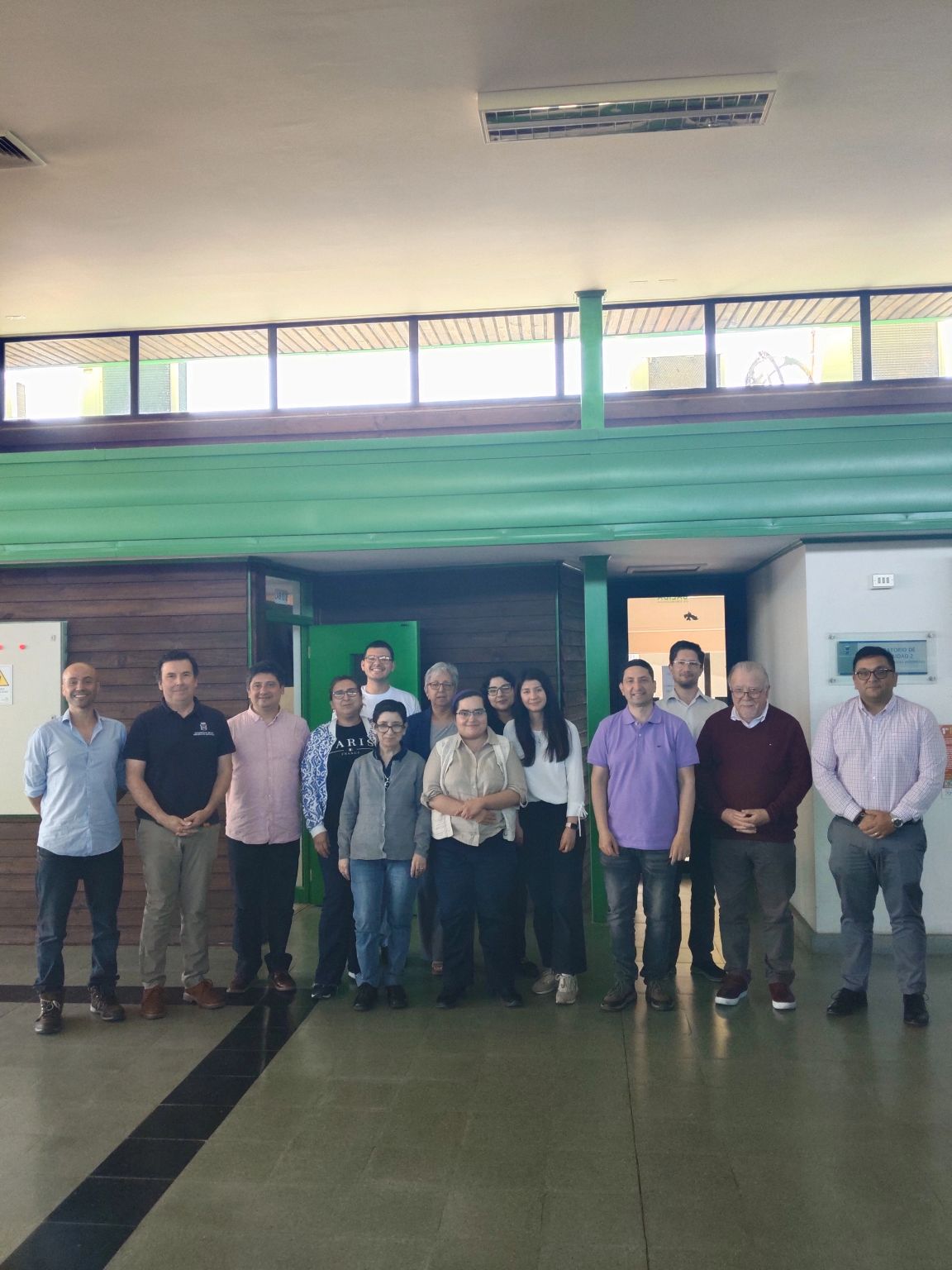 Mario Cuche con profesores de la Universidad del Bío-Bío tras un taller intensivo de Inteligencia Artificial