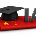 Bandera china con gorro de graduado y letras IA para WAICO