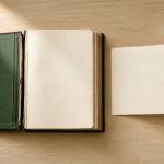 Libro antiguo abierto de Amazon con el lomo separado junto a un escáner plano