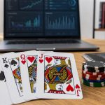 App de póker con IA abierta en un computador con cartas nítidas, fichas y una interfaz de análisis