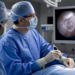 Cirugía asistida por IA con neurocirujano y visualización anatómica en tiempo real