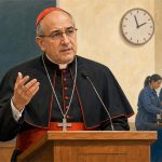Fernando Chomalí habla en un atril universitario sobre empleo e IA
