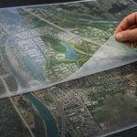 Vista aérea de Google Earth intervenida por una capa visual sintética parcialmente retirada