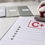 Hoja de evaluación de GuideLight con sello C+ sobre controles internos de IA