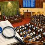 Ilustración del hemiciclo de la Cámara de Diputadas y Diputados con un documento marcado con Inteligencia Artificial y una lupa