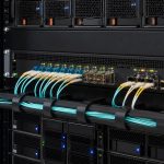 Conexiones de fibra óptica instaladas en un rack de servidores para centros de datos de IA