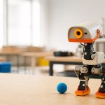 Microduck sobre una mesa de trabajo en un aula-laboratorio luminoso
