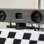 Cámara Physis de Orbbec montada en un banco de calibración industrial