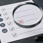 Lupa sobre un checklist de evaluación con una falla marcada para QuoteBench
