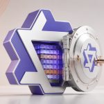 Bóveda con forma del logo de Qwen abierta con bloques de datos de Qwen3.8-Max