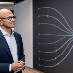 Satya Nadella frente a varias rutas de modelos de IA conectadas a una misma empresa