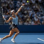 Tenista en el US Open durante un saque con seguimiento biomecánico