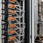 Rack de servidores con tuberías de refrigeración líquida y conexión eléctrica visible