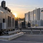 Generadores industriales de respaldo junto a un centro de datos de Amazon