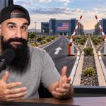 Brais Moure ante un micrófono, con dos carriles hacia centros de datos de EEUU y China y una barrera abierta