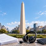 Obelisco de Buenos Aires junto a símbolos del sector servicios vinculados con la IA generativa