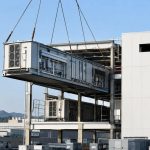 Grúa instalando un módulo prefabricado en la estructura de un centro de datos modular