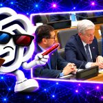 Personaje con el logotipo de ChatGPT, gafas, portapapeles y bolígrafo junto a tres autoridades chilenas en una sala de reuniones