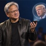 Jensen Huang sostiene un teléfono en altavoz durante una llamada de Donald Trump en un escenario tecnológico