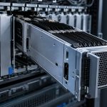 Gasto en IA: módulos de cómputo y memoria instalados en infraestructura para centros de datos