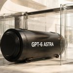 Compuerta de seguridad transparente con un núcleo tecnológico negro marcado como GPT-6 Astra