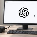 Estación de trabajo con el logo de OpenAI en el monitor y una tarjeta GPT-6 Astra conectada al computador