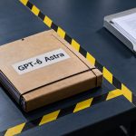 Carpeta GPT-6 Astra dentro de un perímetro amarillo de prueba junto a un sello AISI