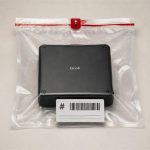 Bolsa de evidencia digital sellada con un módulo de datos marcado como Grok