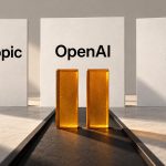 Tres placas con los nombres Anthropic, OpenAI y xAI ante una señal de pausa para la IA de frontera