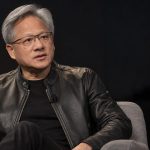 Jensen Huang con chaqueta de cuero negra durante una entrevista en un escenario sobrio