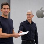 John Ternus recibe de Tim Cook una carpeta durante el relevo de CEO de Apple
