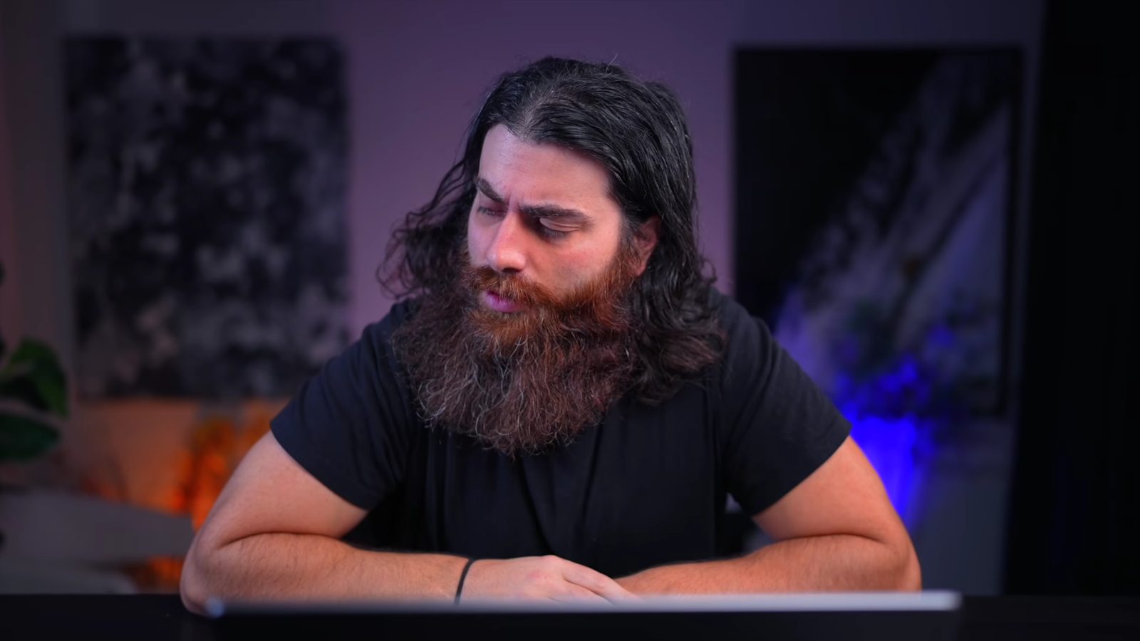 Mo Bitar aparece en su video sobre Claude Opus 5.5