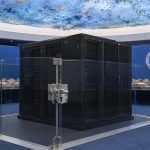 Sala del Consejo de Derechos Humanos de la ONU con un módulo de Inteligencia Artificial protegido por una barrera