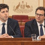 Sam Altman de OpenAI y Dario Amodei de Anthropic ante micrófonos en una ilustración del Senado australiano