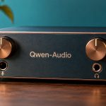 Interfaz de audio ilustrativa con el nombre Qwen-Audio y conexiones de entrada y salida