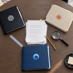 Mesa regulatoria con carpetas de OpenAI, Anthropic y Google alrededor de un borrador sobre seguridad de IA
