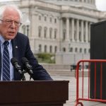 Bernie Sanders ante el Capitolio en una escena sobre superinteligencia artificial